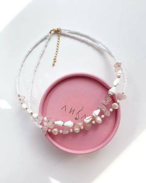Чокер из розового кварца, жемчуга, бисера и натуральных вставок из ракушек